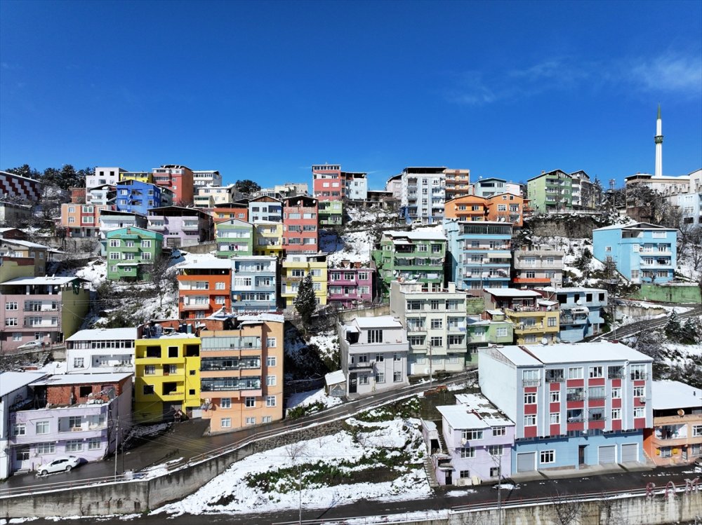 İlksdım’daki "renkli evler" karla kaplanıp beyazlara büründü