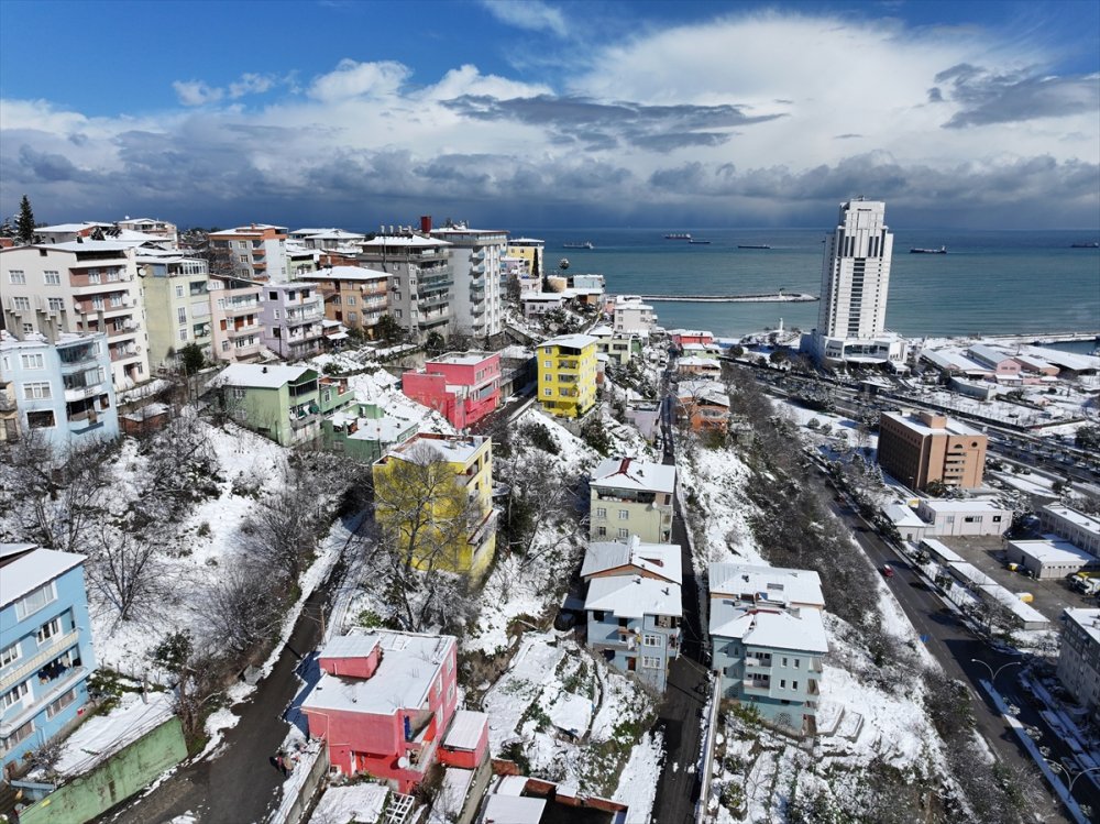 İlksdım’daki "renkli evler" karla kaplanıp beyazlara büründü