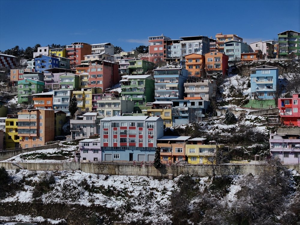 İlksdım’daki "renkli evler" karla kaplanıp beyazlara büründü