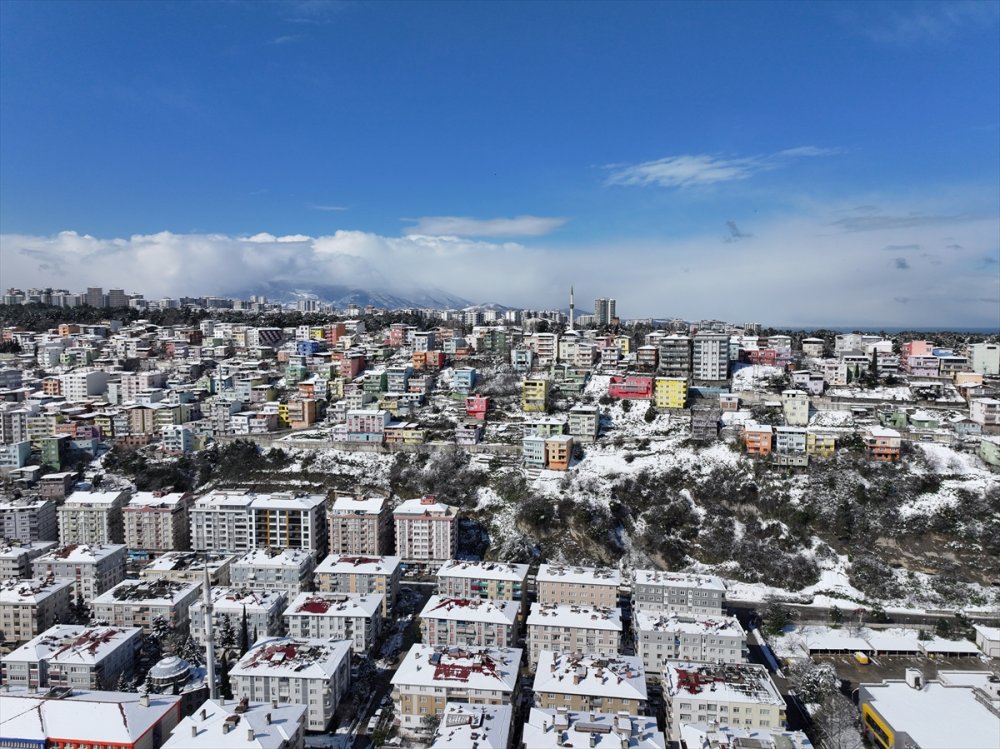 İlksdım’daki "renkli evler" karla kaplanıp beyazlara büründü