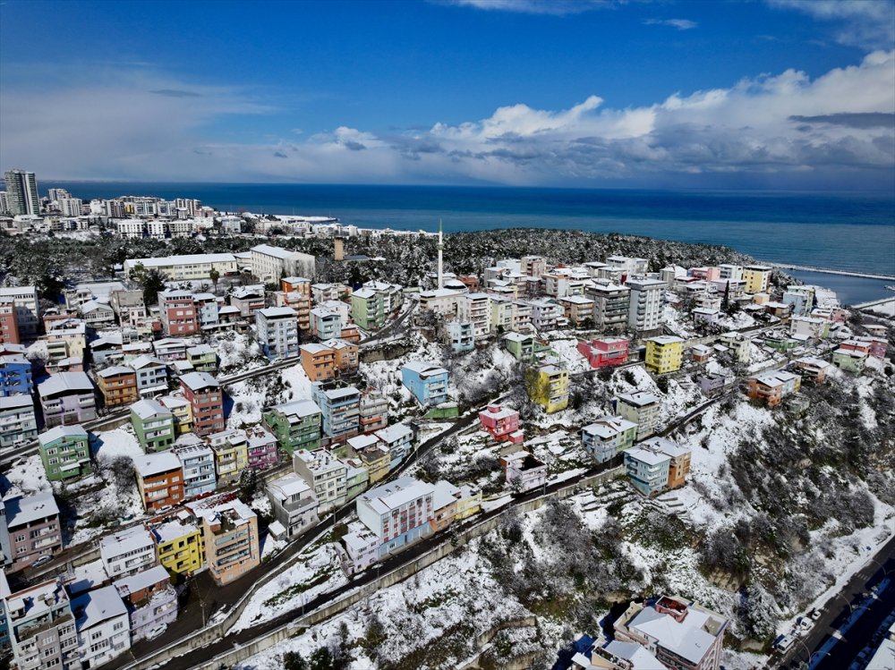 İlksdım’daki "renkli evler" karla kaplanıp beyazlara büründü