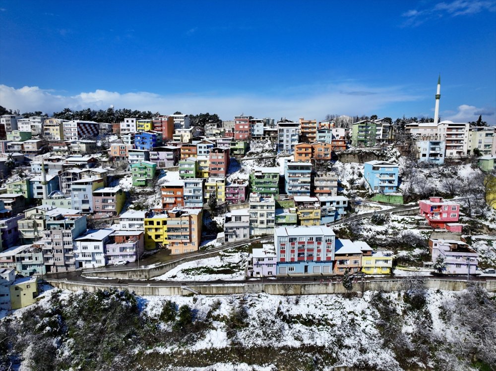 İlksdım’daki "renkli evler" karla kaplanıp beyazlara büründü