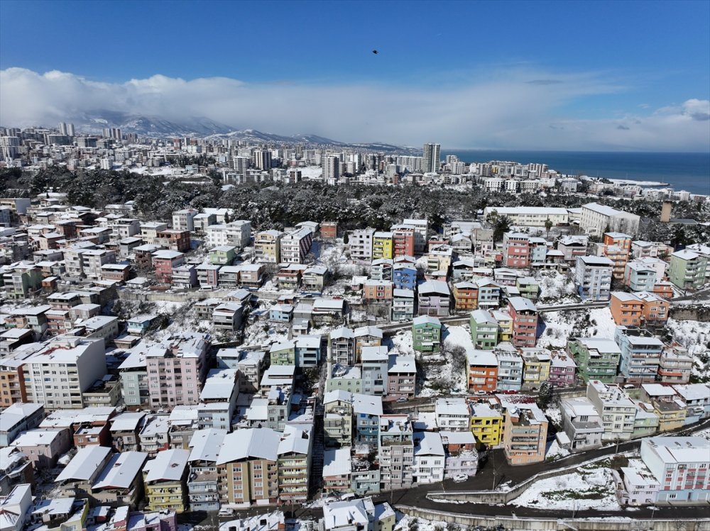 İlksdım’daki "renkli evler" karla kaplanıp beyazlara büründü
