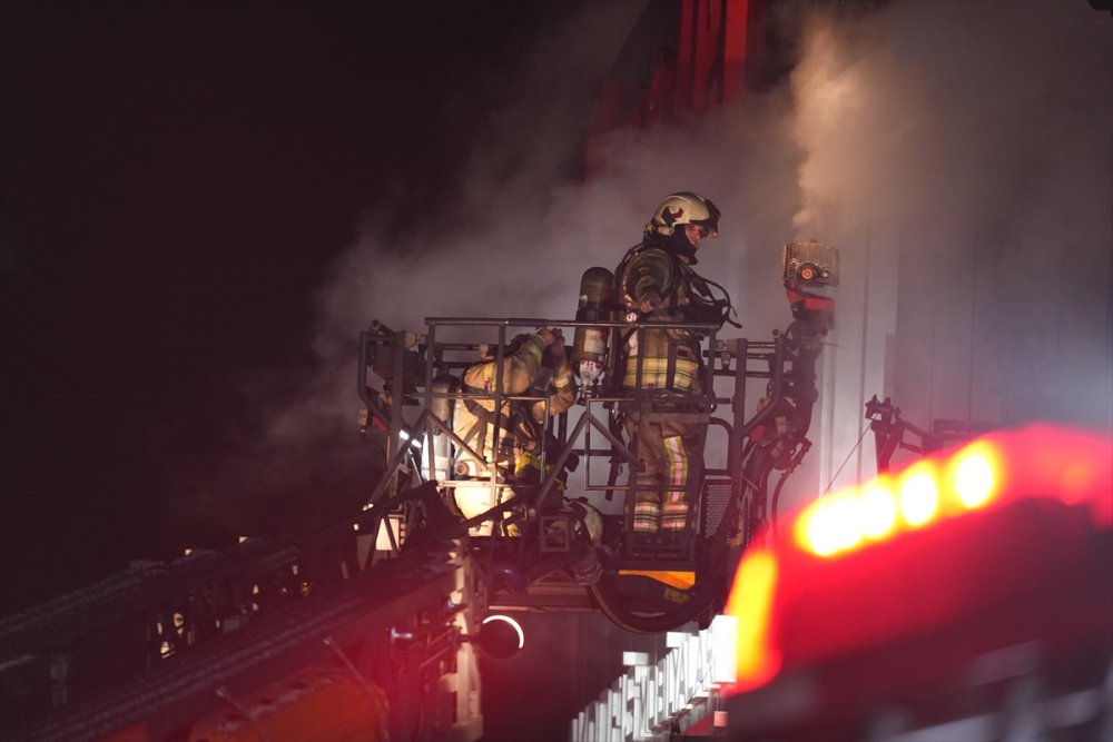 Küçükçekmece'de mobilya deposunda çıkan yangın kontrol altına alındı