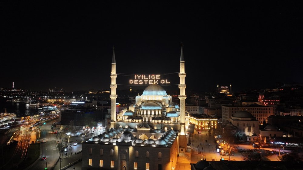 Ramazan için İstanbul'daki camiler mahyalarla süsleniyor
