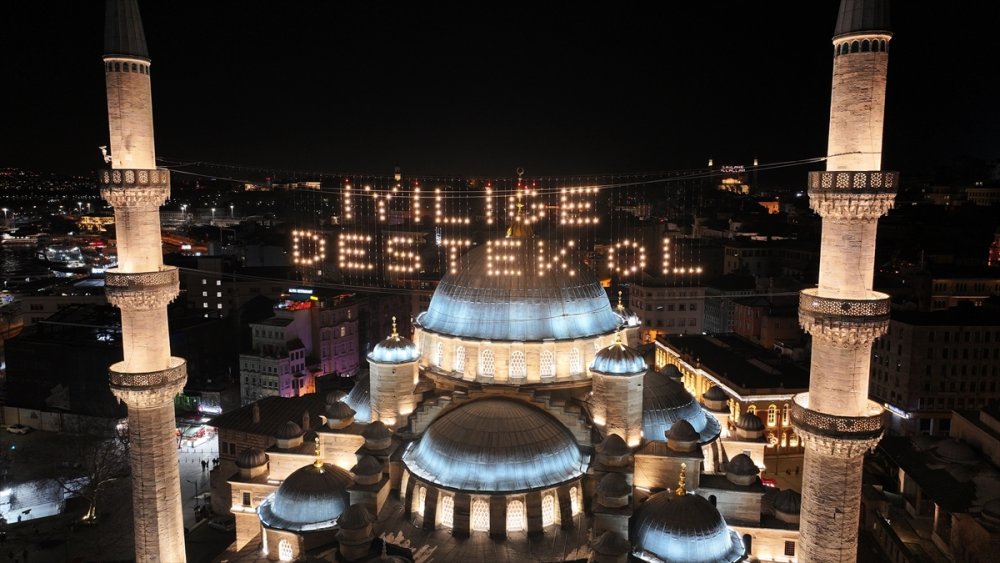 Ramazan için İstanbul'daki camiler mahyalarla süsleniyor