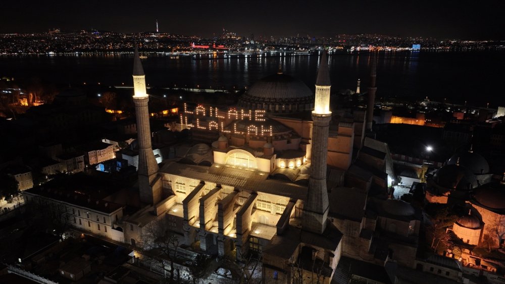 Ramazan için İstanbul'daki camiler mahyalarla süsleniyor