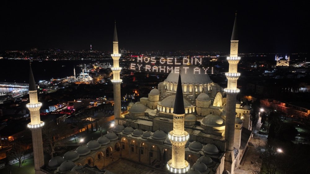 Ramazan için İstanbul'daki camiler mahyalarla süsleniyor