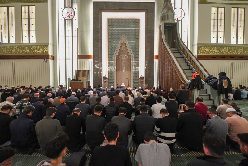 Ankara Millet Camisi'nde teravih namazını DİB Ali Erbaş kıldırdı: