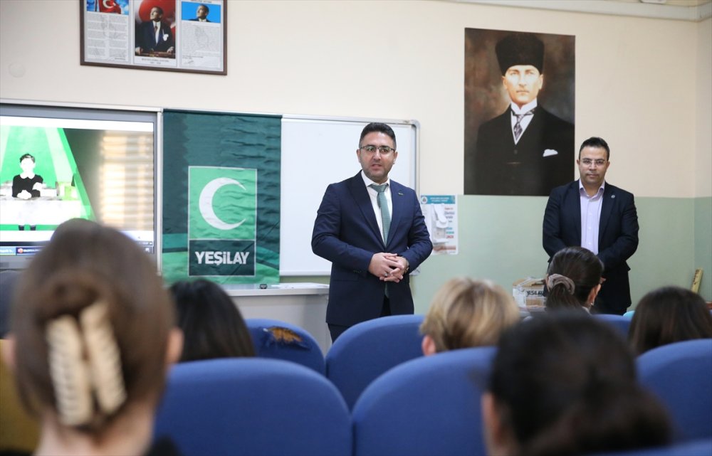 Manisa Yeşillere bürürncü. Okullarda 3'üncü dersin konusu "Yeşilay" oldu