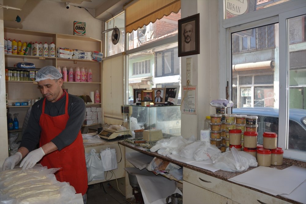 Manisa'nın Demirci ramazan geleneği susamlı helva iftar sofralarındaki yerini aldı