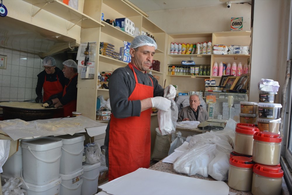 Manisa'nın Demirci ramazan geleneği susamlı helva iftar sofralarındaki yerini aldı