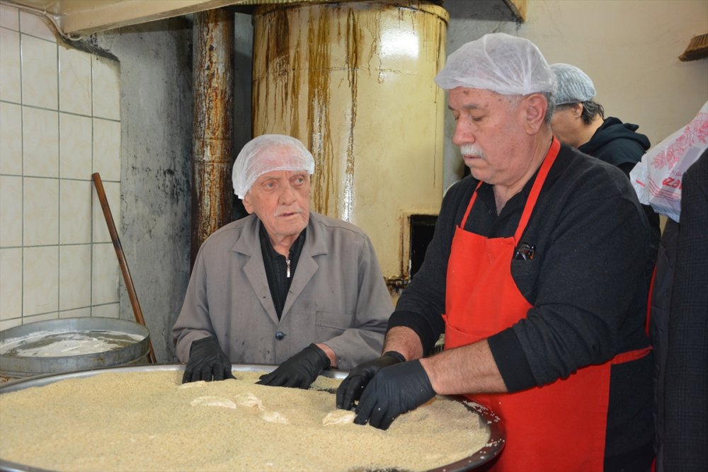 Manisa'nın Demirci ramazan geleneği susamlı helva iftar sofralarındaki yerini aldı