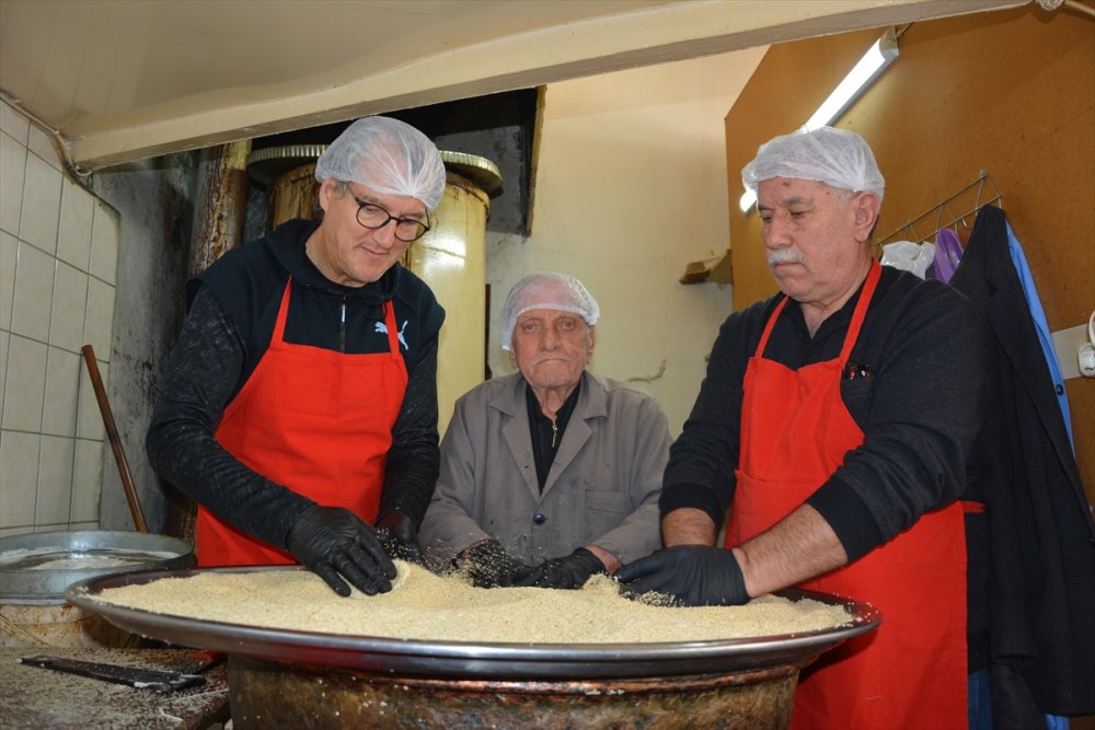 Manisa'nın Demirci ramazan geleneği susamlı helva iftar sofralarındaki yerini aldı