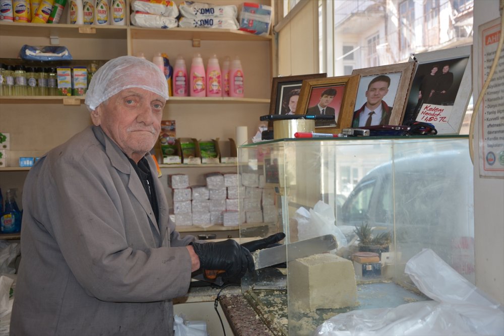 Manisa'nın Demirci ramazan geleneği susamlı helva iftar sofralarındaki yerini aldı