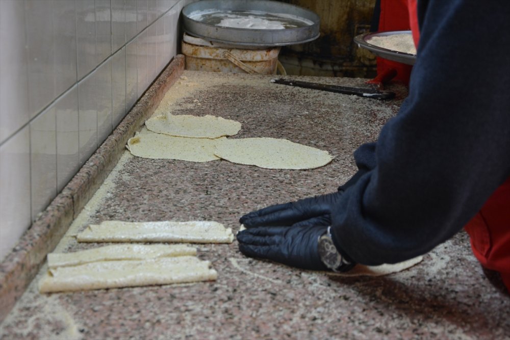 Manisa'nın Demirci ramazan geleneği susamlı helva iftar sofralarındaki yerini aldı