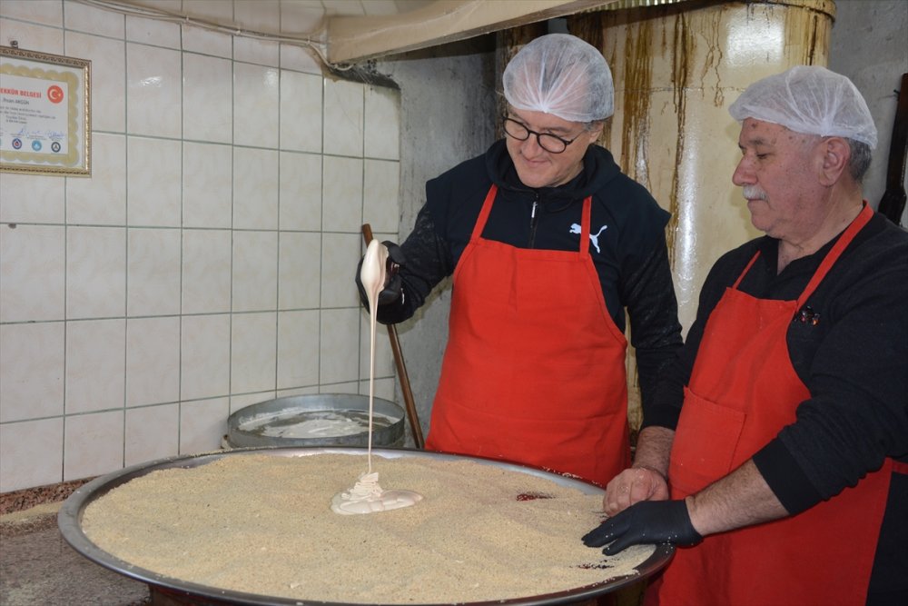 Manisa'nın Demirci ramazan geleneği susamlı helva iftar sofralarındaki yerini aldı