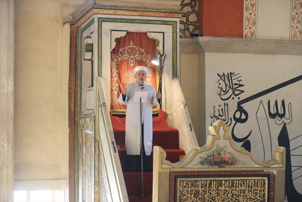 "Kılıçla Hutbe" geleneği Edirne Eski Camide asırlardır sürüyor