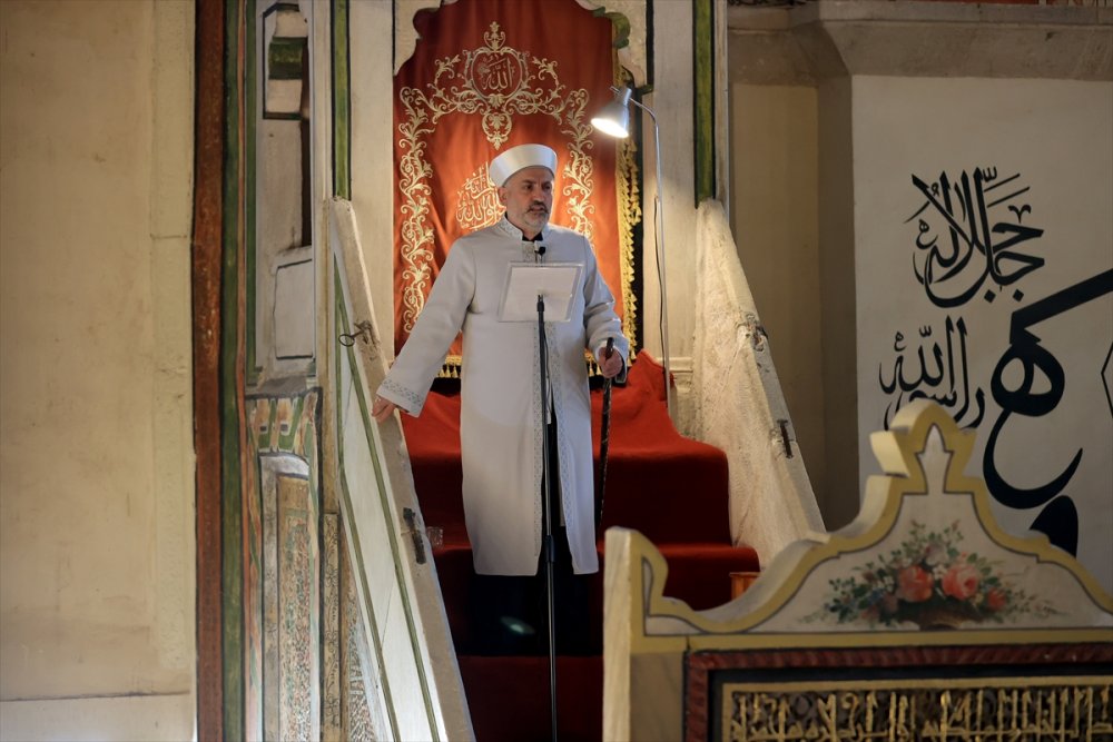 "Kılıçla Hutbe" geleneği Edirne Eski Camide asırlardır sürüyor