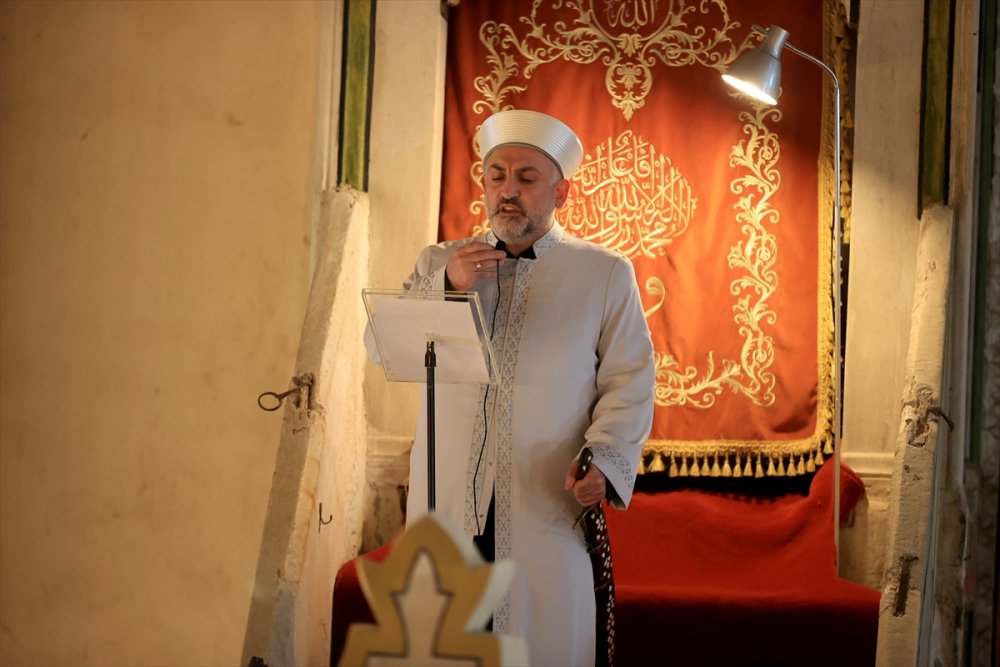 "Kılıçla Hutbe" geleneği Edirne Eski Camide asırlardır sürüyor