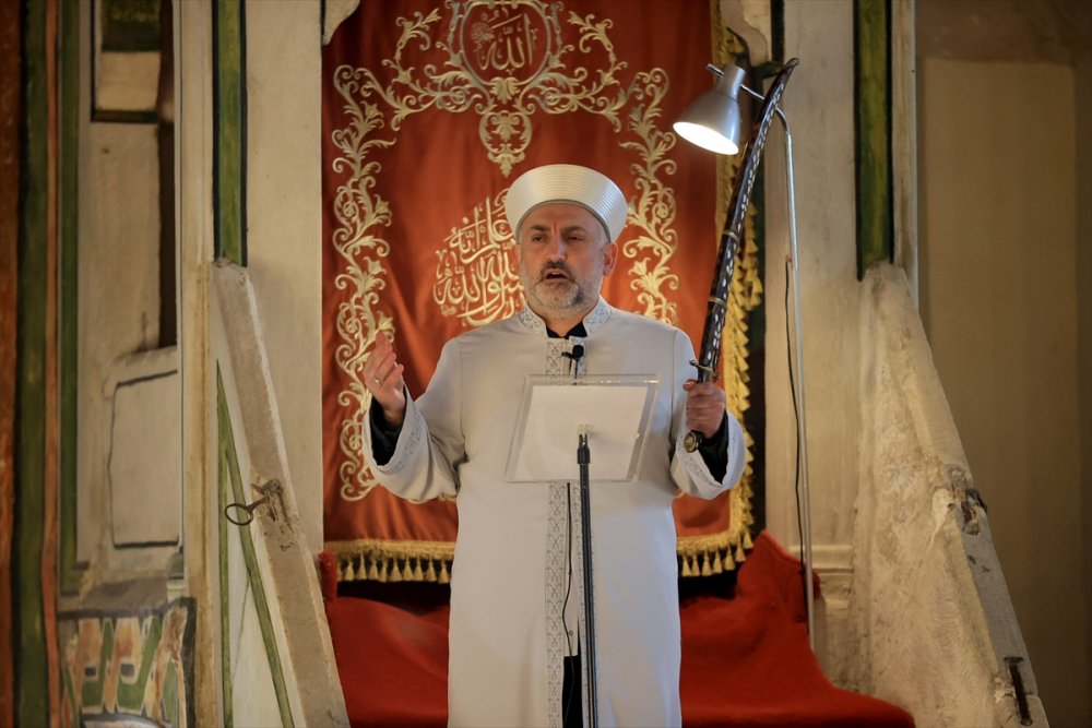 "Kılıçla Hutbe" geleneği Edirne Eski Camide asırlardır sürüyor