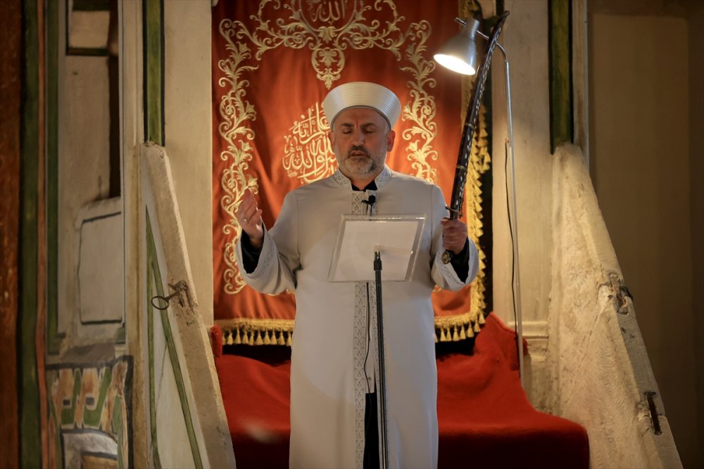 "Kılıçla Hutbe" geleneği Edirne Eski Camide asırlardır sürüyor