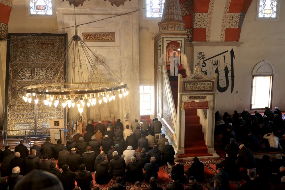 "Kılıçla Hutbe" geleneği Edirne Eski Camide asırlardır sürüyor