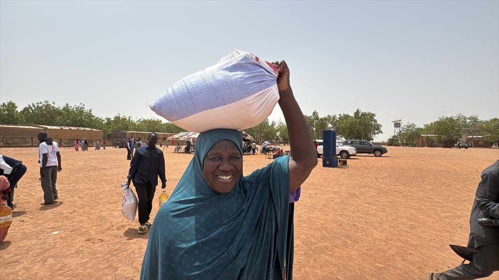 TDV, Mali'nin kuzey bölgelerindeki savaştan etkilenen halka gıda yardımı yaptı