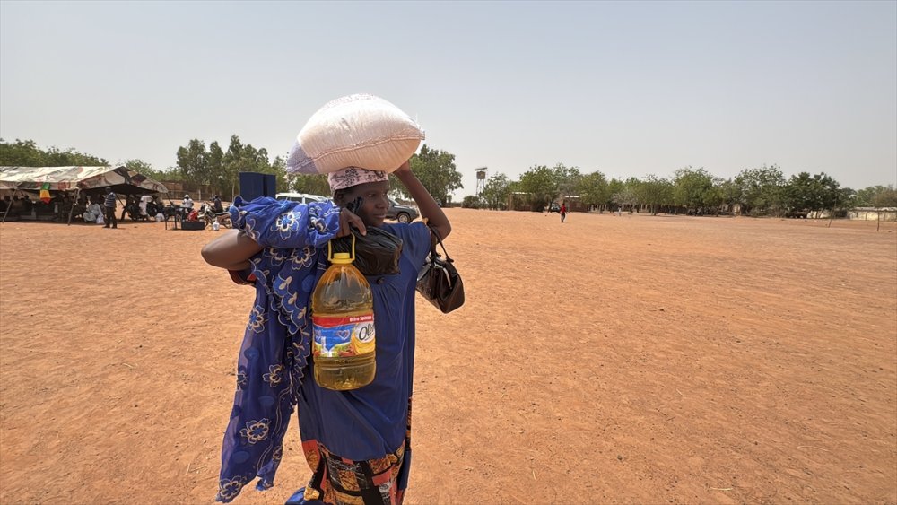 TDV, Mali'nin kuzey bölgelerindeki savaştan etkilenen halka gıda yardımı yaptı