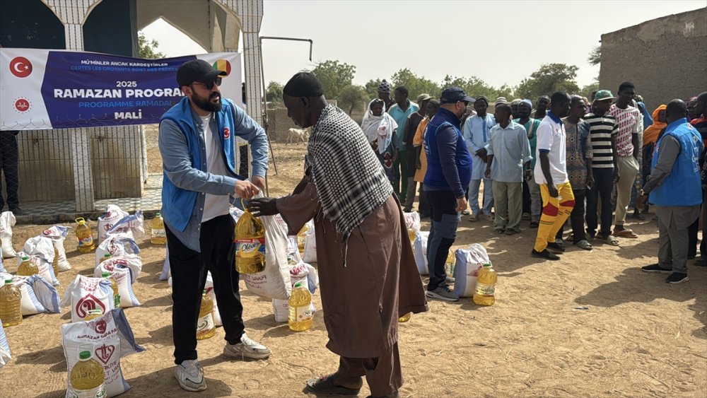 TDV, Mali'nin kuzey bölgelerindeki savaştan etkilenen halka gıda yardımı yaptı