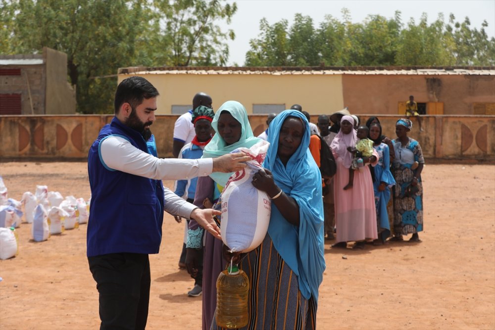 TDV, Mali'nin kuzey bölgelerindeki savaştan etkilenen halka gıda yardımı yaptı