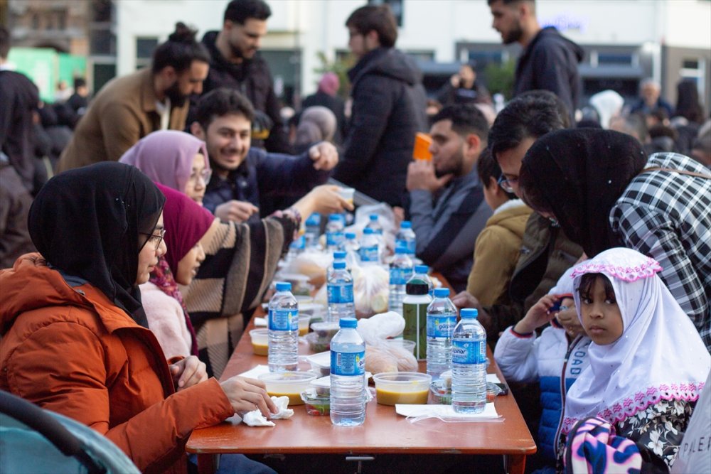 Hollanda'da "Cami Meydanı"nda düzenlenen sokak iftarına yaklaşık 1600 kişi katıldı