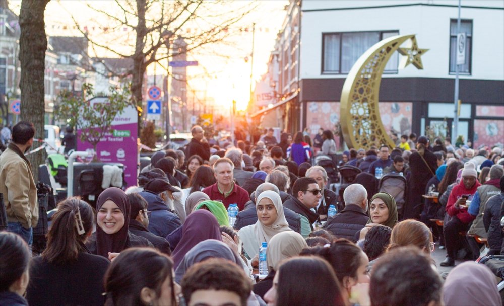 Hollanda'da "Cami Meydanı"nda düzenlenen sokak iftarına yaklaşık 1600 kişi katıldı