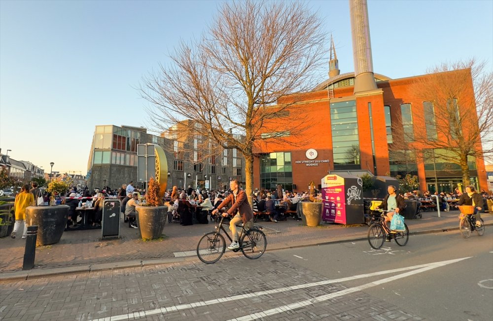 Hollanda'da "Cami Meydanı"nda düzenlenen sokak iftarına yaklaşık 1600 kişi katıldı