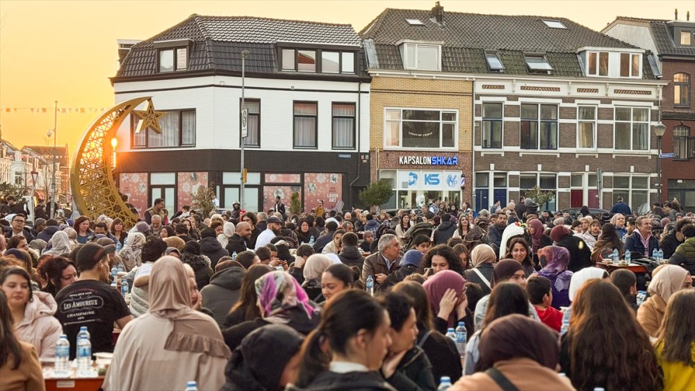 Hollanda'da "Cami Meydanı"nda düzenlenen sokak iftarına yaklaşık 1600 kişi katıldı