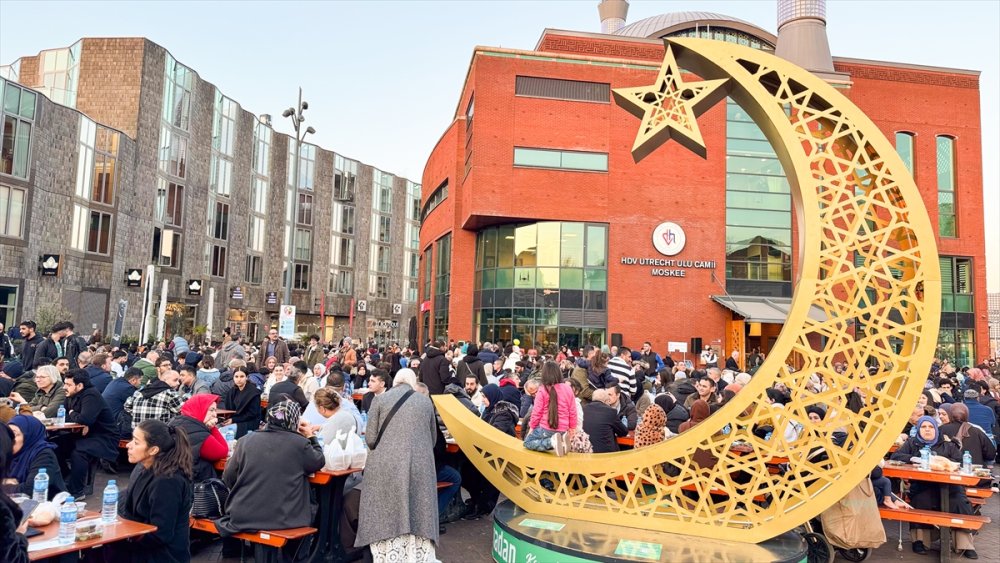 Hollanda'da "Cami Meydanı"nda düzenlenen sokak iftarına yaklaşık 1600 kişi katıldı
