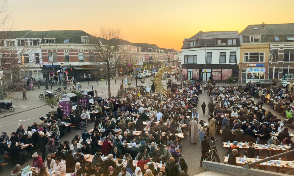 Hollanda'da "Cami Meydanı"nda düzenlenen sokak iftarına yaklaşık 1600 kişi katıldı