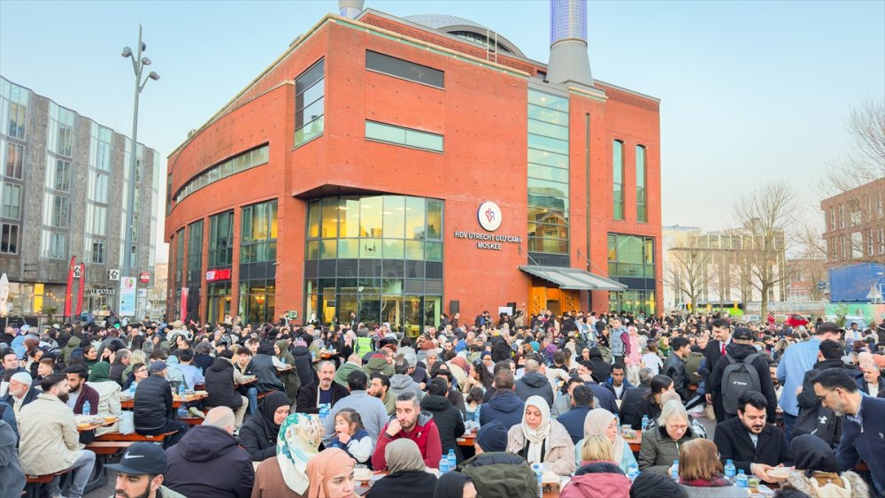 Hollanda'da "Cami Meydanı"nda düzenlenen sokak iftarına yaklaşık 1600 kişi katıldı