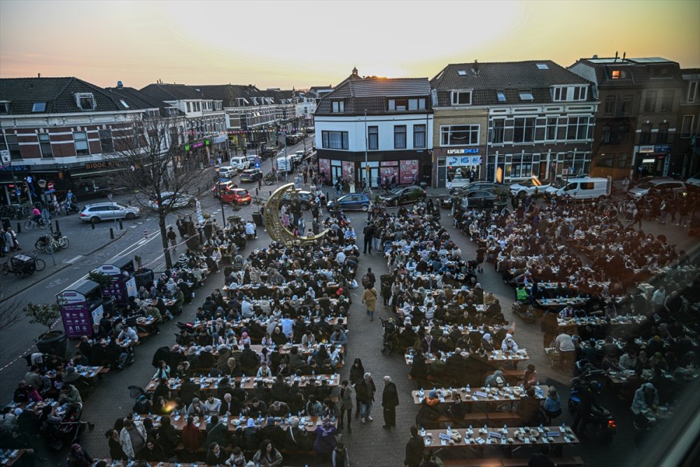 Hollanda'da "Cami Meydanı"nda düzenlenen sokak iftarına yaklaşık 1600 kişi katıldı