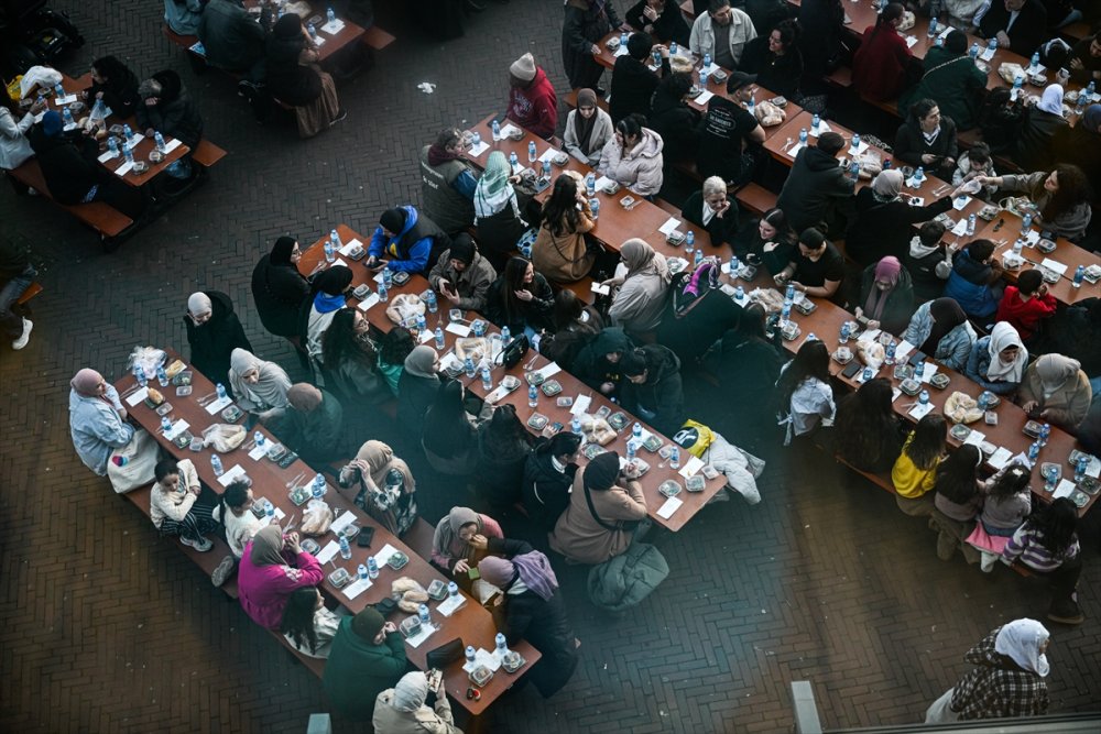 Hollanda'da "Cami Meydanı"nda düzenlenen sokak iftarına yaklaşık 1600 kişi katıldı