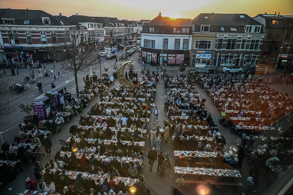 Hollanda'da "Cami Meydanı"nda düzenlenen sokak iftarına yaklaşık 1600 kişi katıldı