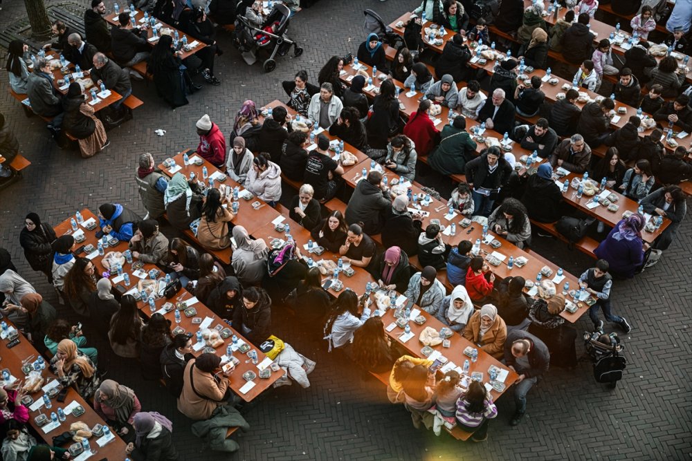 Hollanda'da "Cami Meydanı"nda düzenlenen sokak iftarına yaklaşık 1600 kişi katıldı
