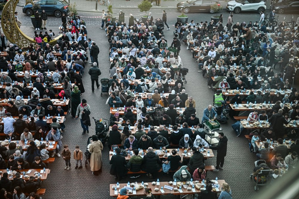 Hollanda'da "Cami Meydanı"nda düzenlenen sokak iftarına yaklaşık 1600 kişi katıldı