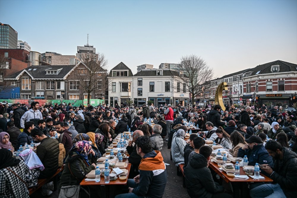 Hollanda'da "Cami Meydanı"nda düzenlenen sokak iftarına yaklaşık 1600 kişi katıldı