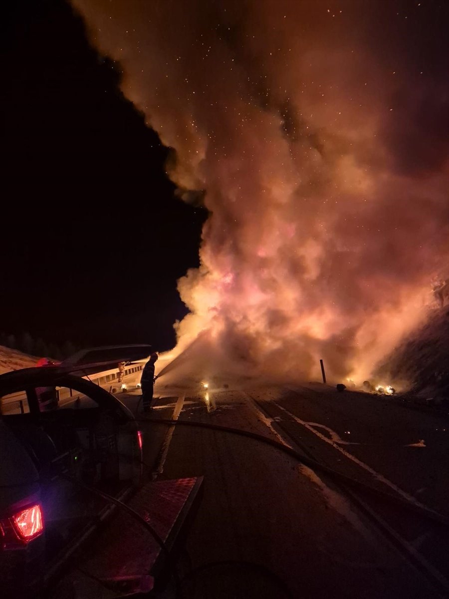 Kütahya'da iplik yüklü tırda yangın çıktı. Ulaşım aksattı