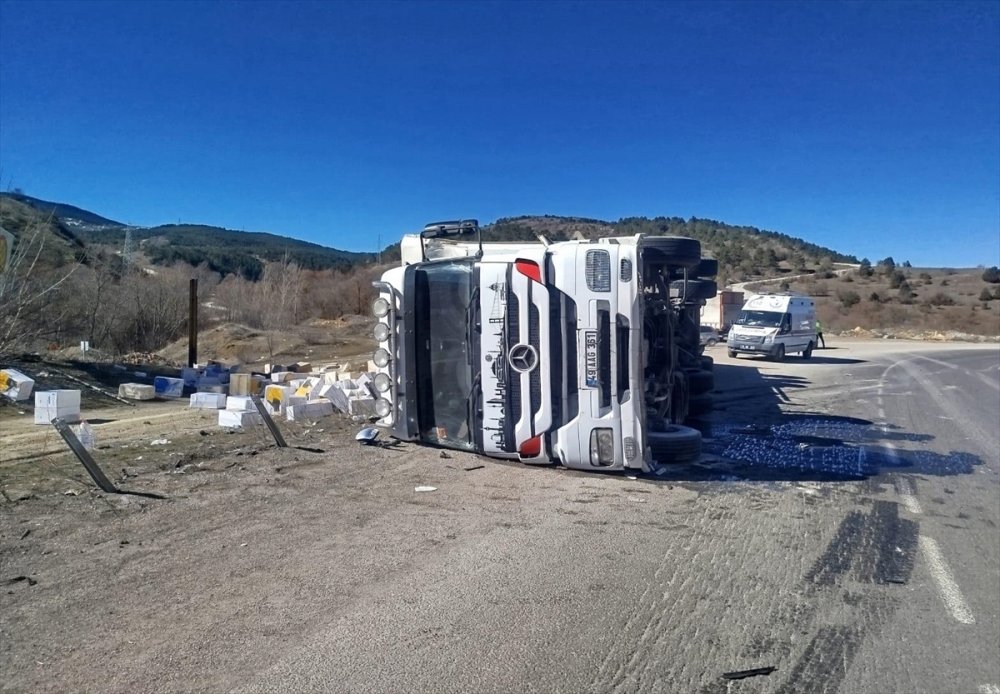 Çankırı Çerkeş’te devrilen tırın sürücüsü yaralandı