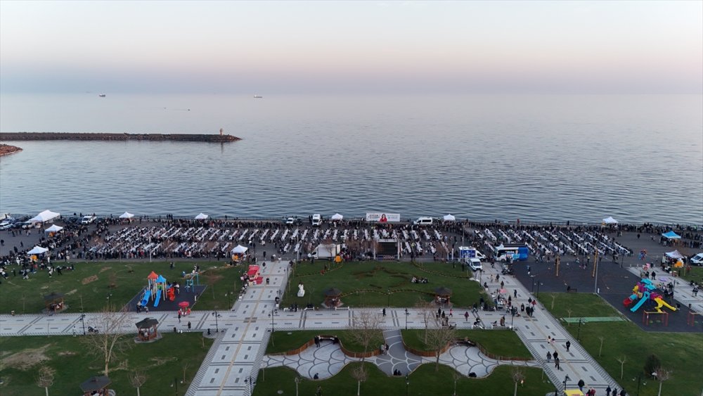 Tekirdağ sahilde yaklaşık 5 bin kişi birlikte iftar yaptı