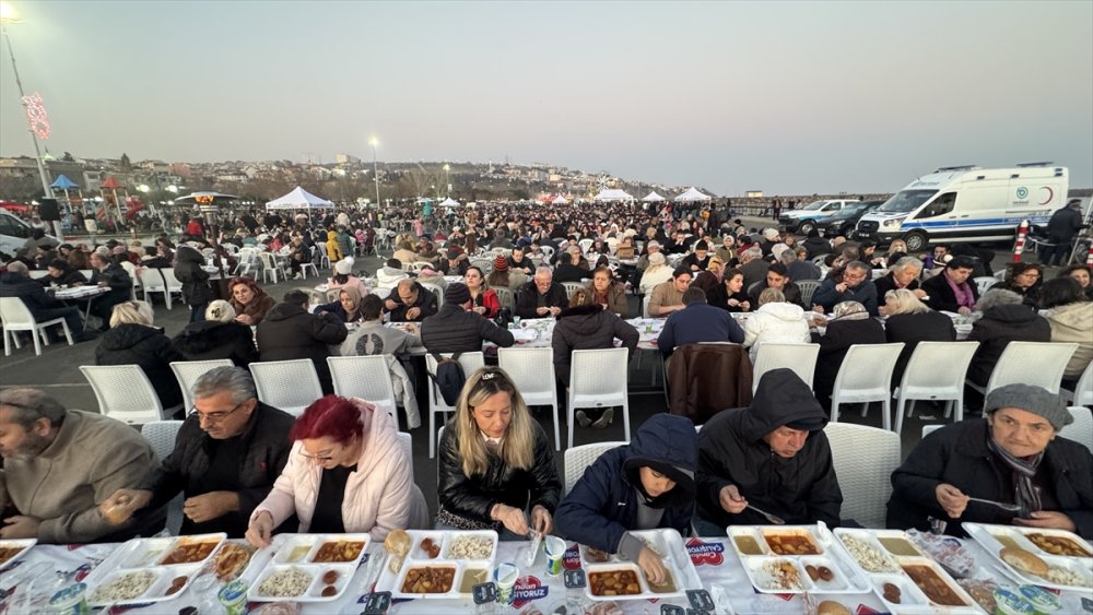Tekirdağ sahilde yaklaşık 5 bin kişi birlikte iftar yaptı