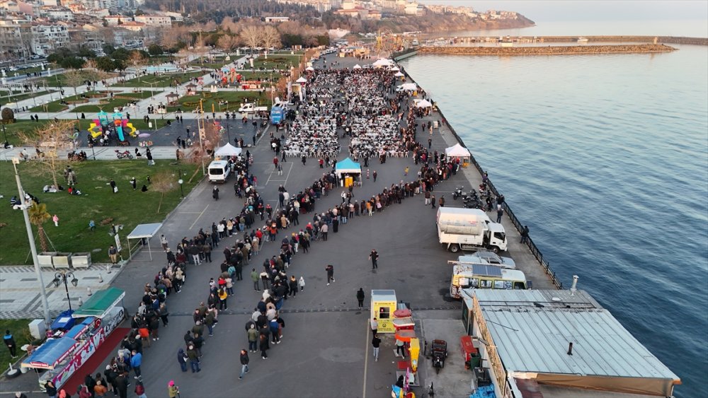 Tekirdağ sahilde yaklaşık 5 bin kişi birlikte iftar yaptı