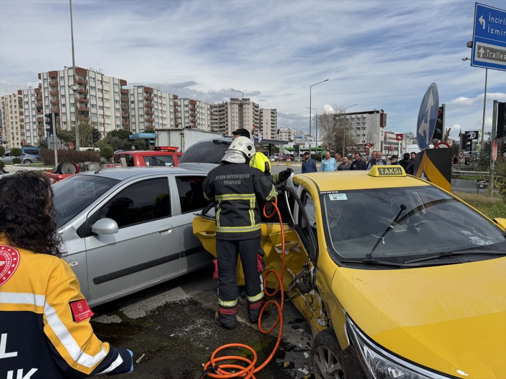 Aydın'da iki otomobil çarpıştı. kazada 2 kişi yaralandı